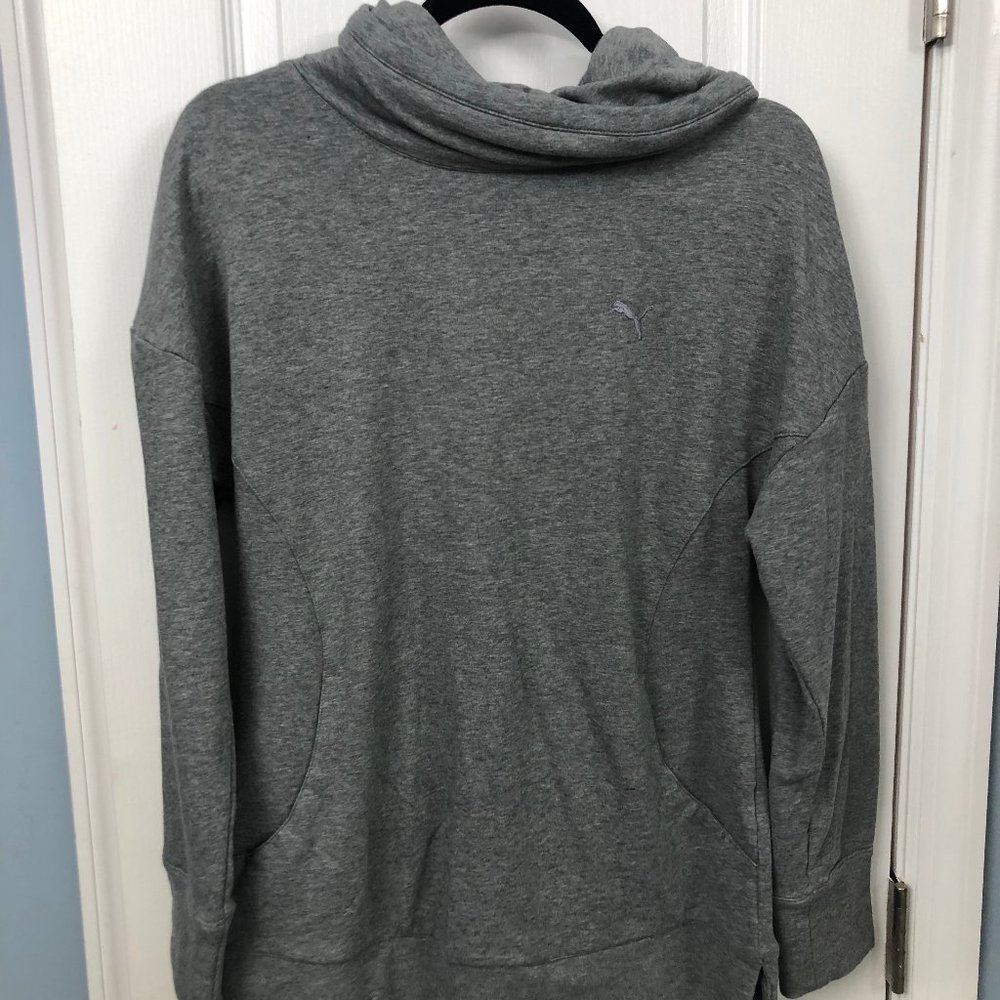 Puma cowlneck sweatshirt with pockets. used.